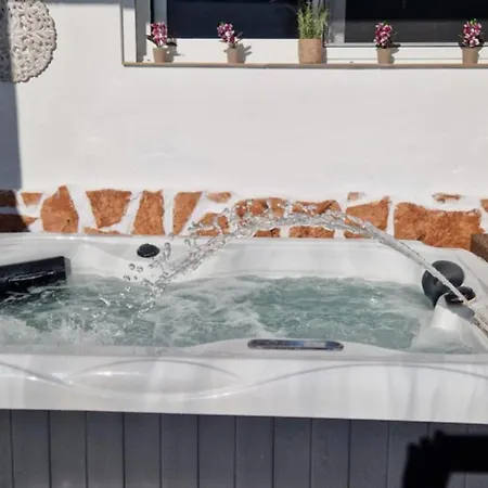 Stergios With Private Jacuzzi Daire