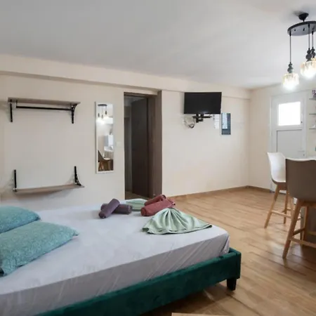 Stergios With Private Jacuzzi *